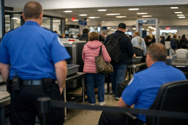 Шатдаун в США привел к сбоям в аэропортах и длинным очередям