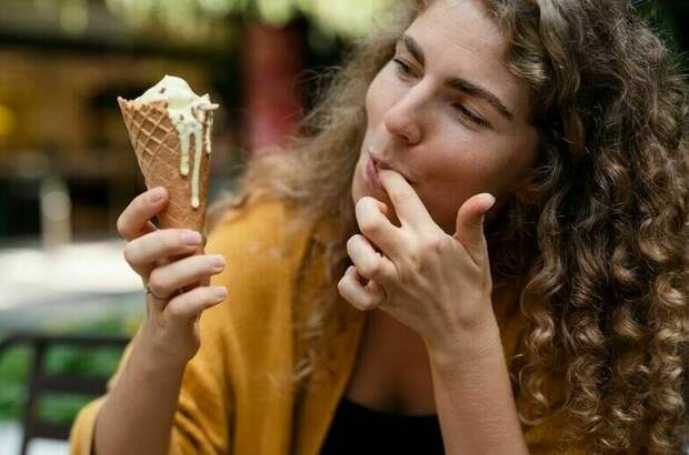 Свежие сэндвичи и мороженое: диетолог рассказал, чем питаться в жару