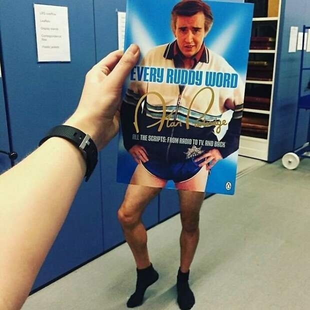 Люди подставляют лица к обложкам книг: челлендж #Bookface
