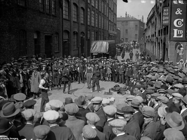 Воскресное выступление уличных артистов в Уайтчепеле, сентябрь 1927 г. 20 век, архивные снимки, городские истории, лондон, начало века, старые фото, старые фотографии, черно-белое фото