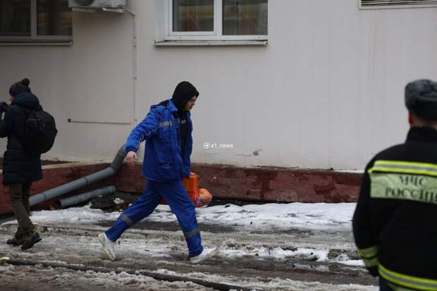 В Екатеринбурге мощный пожар произошёл на крыше одного из медучреждений города – его площадь достигла 200 м. кв. К ликвидации возгорания привлечены 13 единиц спецтехники и 39 человек личного состава, из здания эвакуировались 350 пациентов и медработников. По предварительным данным, никто из них не пострадал. Однако спасатели эвакуировали с крыши одного человека – предположительно, рабочего. Пожар мог возникнуть во время проведения ремонтных работ: там утепляли крышу и работали болгаркой. По словам очевидцев, на верхнем этаже полопались окна.
