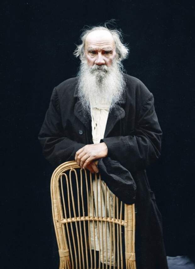 Русский писатель и мыслитель граф Лев Николаевич Толстой в преклонных годах.