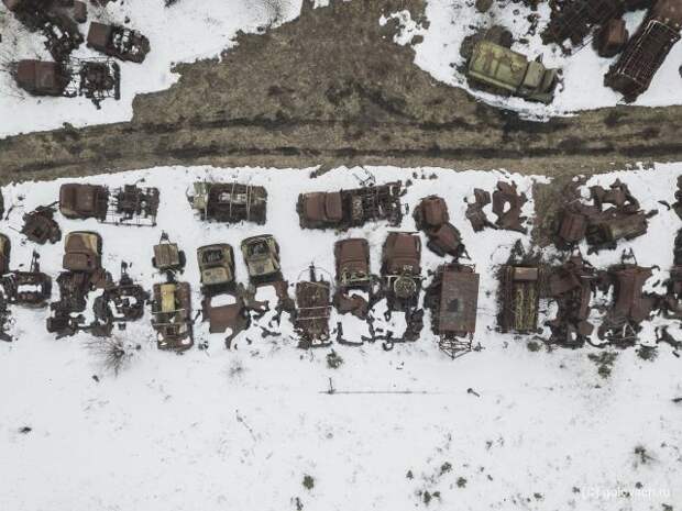 Блогер наткнулся на кладбище сгоревших военных машин в лесу Блогер наткнулся на кладбище сгоревших военных машин в лесу