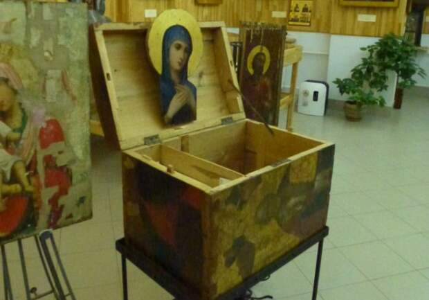Ящики из икон в музее мэра Екатеринбурга (4 фото)