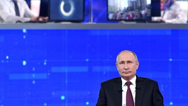 Президент России Владимир Путин отвечает на вопросы во время ежегодной специальной программы Прямая линия с Владимиром Путиным