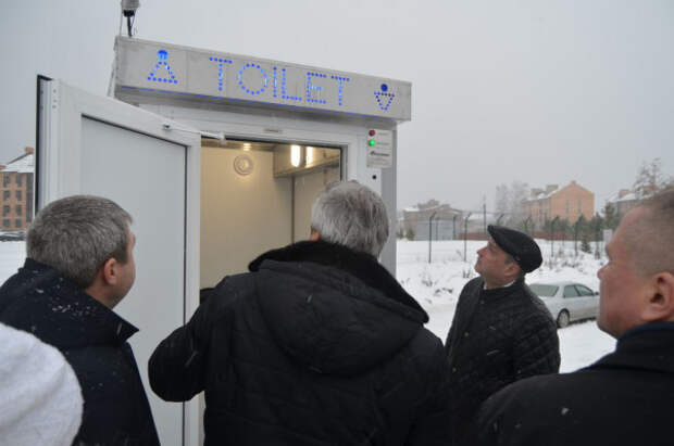 Депутаты-единороссы торжественно открыли туалет 