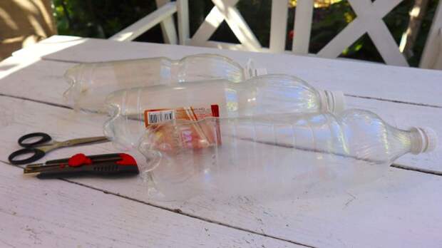 Простая идея хранения инструментов из пластиковых бутылок: делается быстро, и порядок наведен за считанные минуты