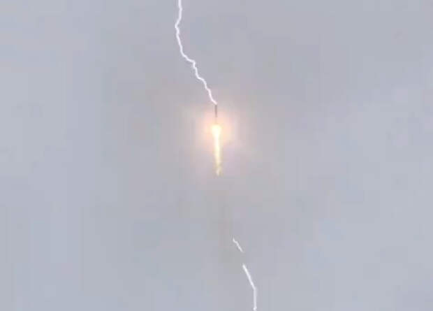 В «Союз-2.1б» во время взлета ударила молния