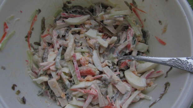Простой крабовый салат «Мореходка» с морской капустой