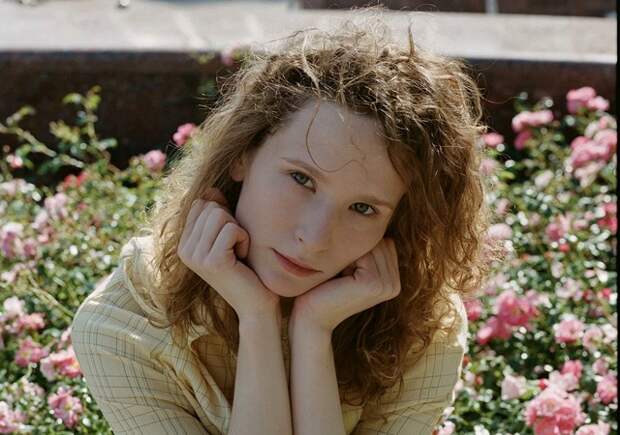 Певица Монеточка рассказала о беременности и отъезде из России: "У меня очень снизились требования к моему будущему"