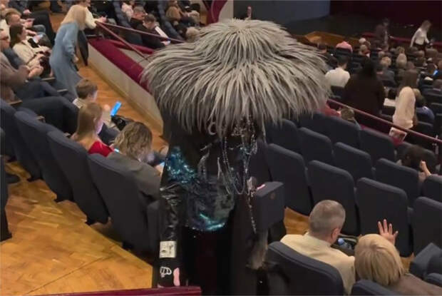 Российского модельера прозвали пляжным зонтом из-за образа для похода в театр