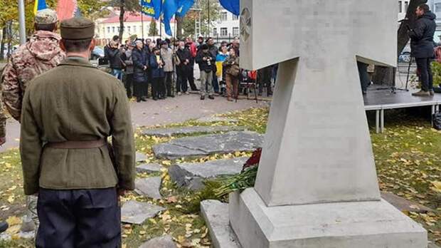 В Киеве облившим краской памятник Бандеры грозит до 5 лет тюрьмы
