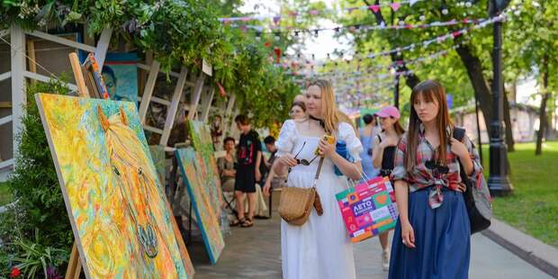 Около 2500 художников участвуют в выставке на Никитском бульваре