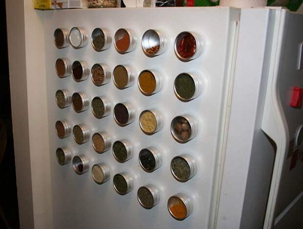 Хороший вариант разместить на кухне баночки со специями в виде магнитов на холодильнике.