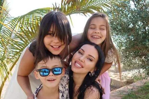 «Я хочу впервые за многие годы посвятить время себе»: Оксана Самойлова улетела на отдых без Джигана