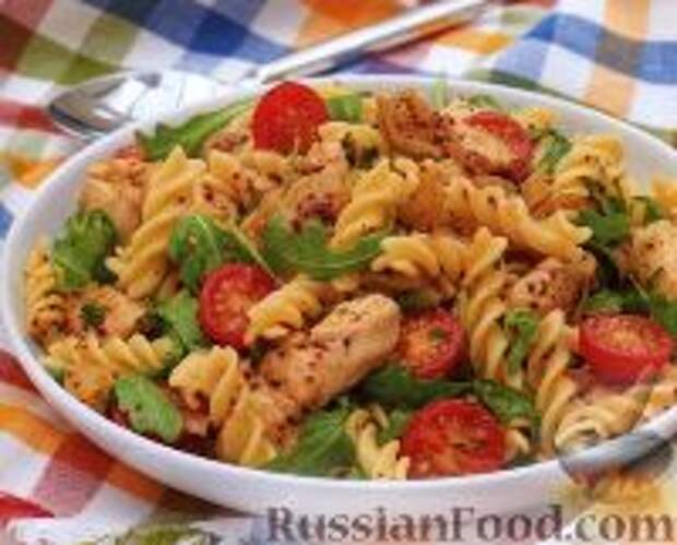 Фото к рецепту: Салат из пасты и куриного филе