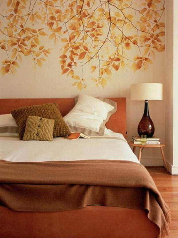 Отменное настроение подарит роспись стены осенними листьями, что не только понравится, но и создаст уютную обстановку в любой комнате.