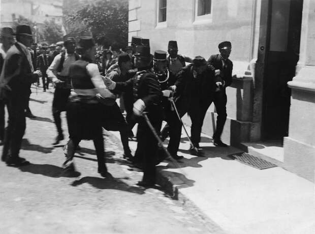 Арест сербского революционера Гаврило Принципа после убийства Франца Фердинанда в Сараево, что послужило формальным поводом для начала Первой мировой войны, 1914 г