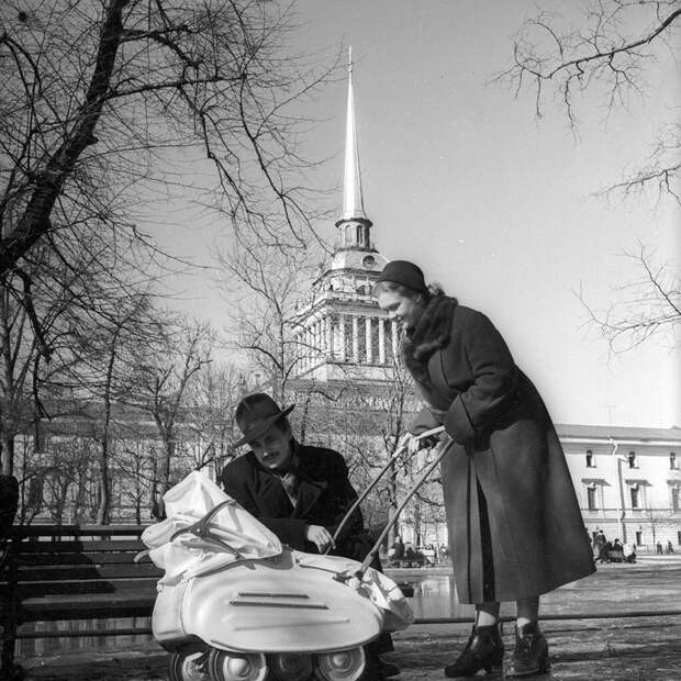 Семья на прогулке Евгений Халдей, 1950 год, г. Ленинград, сад Трудящихся им. М. Горького, МАММ/МДФ.