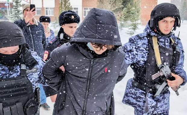 Школьница с ножом, гимназист с винтовкой: Учителя продолжают получать увечья на уроках