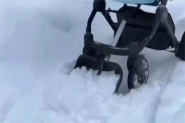 Москвички с детскими колясками придумали необычный способ расчистить дороги от снега