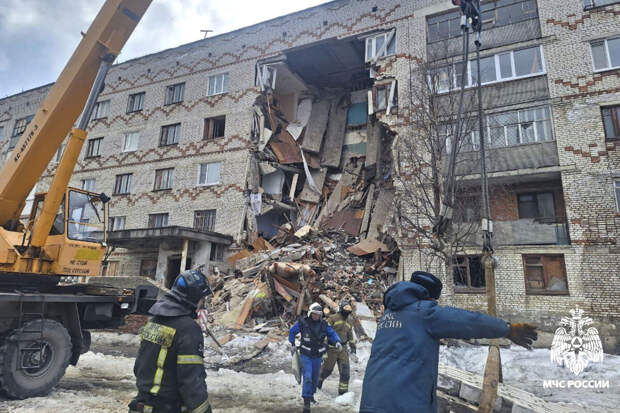 МЧС РФ: спасатели завершили разбор завала на месте обрушения дома в Печоре