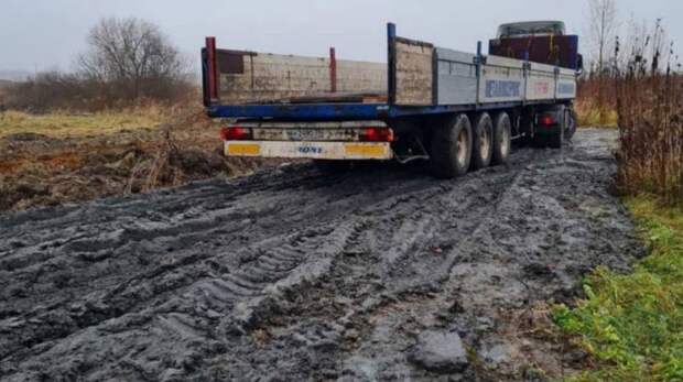 Школьники утопают в грязи из-за разрушения застройщиком дороги под Калининградом