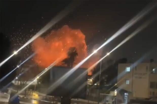 В Димоне после удара Ирана начался сильнейший пожар, его сняли на видео
