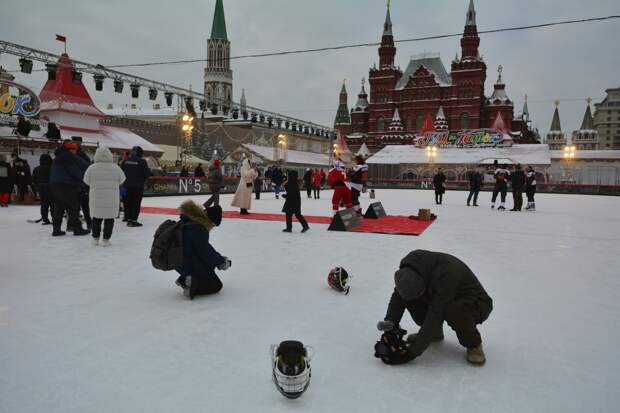 На Красной площади начали монтировать площадку под главный каток Москвы