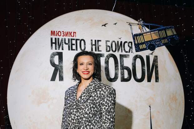 Звезда КВН Елена Борщева в жакете с декольте появилась на мюзикле