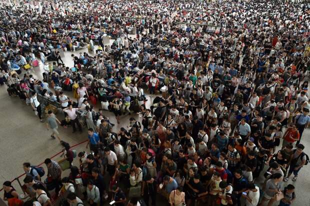 Железнодорожная станция в Ухане, провинция Хубэй, заполнена пассажирами в первый день осеннего фестиваля. китай, люди, население