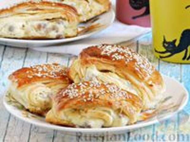 Фото к рецепту: Слойки с творогом и изюмом