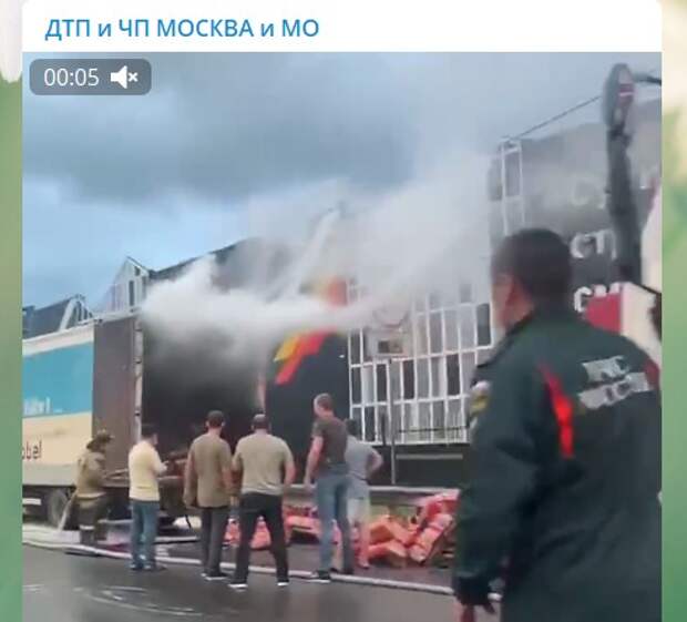 Грузовик с древесным углём вспыхнул на Шоссе Энтузиастов