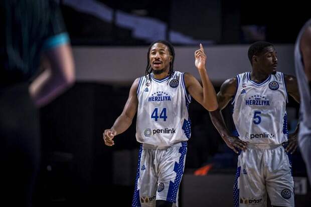 УНИКС хочет подписать Элайджа Стюарта