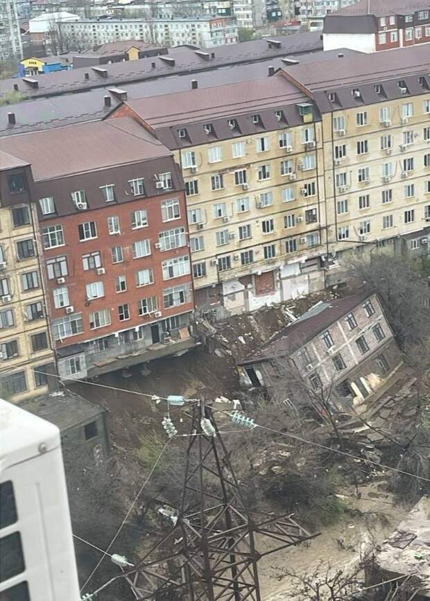 В Махачкале из-за подтопления рухнул дом