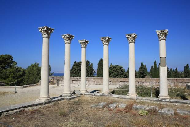 Останки древний сооружений на острове Кос в Греции.