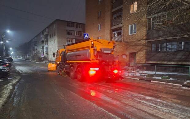 В Рязани выпустили на улицы тракторы-щетки и рассыпали 105 т реагента