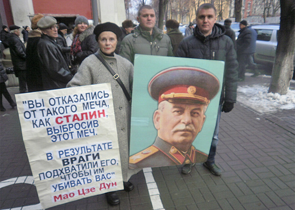 народная акция "Две гвоздики товарищу Сталину" в Киеве, Украина, Сталин, братья Кононовичи|Фото: