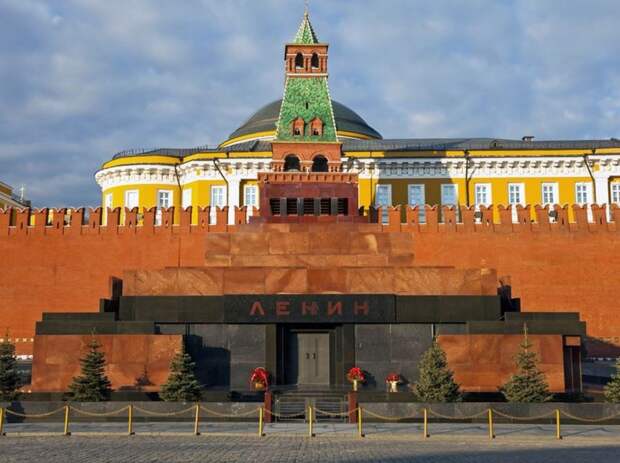 Курянам рассказали, почему в России снова спорят о Ленине и мавзолее