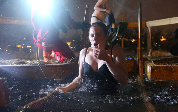 "Стоять в очереди было сложнее": репортаж Metro о купании иностранцев в проруби на Крещение