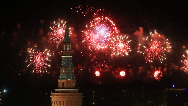 Праздничный салют в честь Дня Победы в Москве. Прямая трансляция