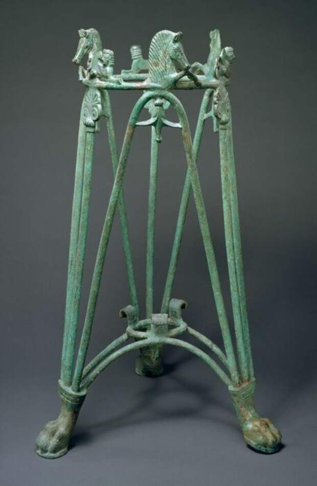 Бронзовый стержневой треножник, подобный тому, который использовался в Дельфах Пифией, 6 век до нашей эры. \ Фото: zone47.com.