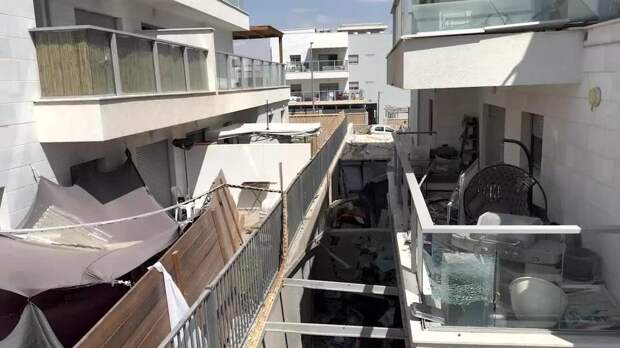 Кадры последствий удара иранской ракеты по Эйлату в Израиле