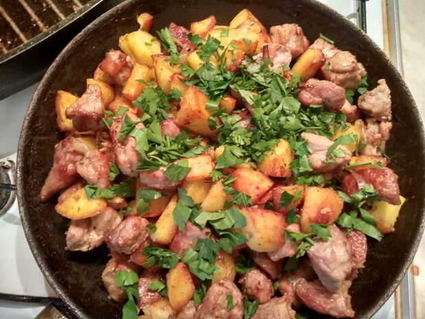 Смешиваем картофель, мясо и зелень