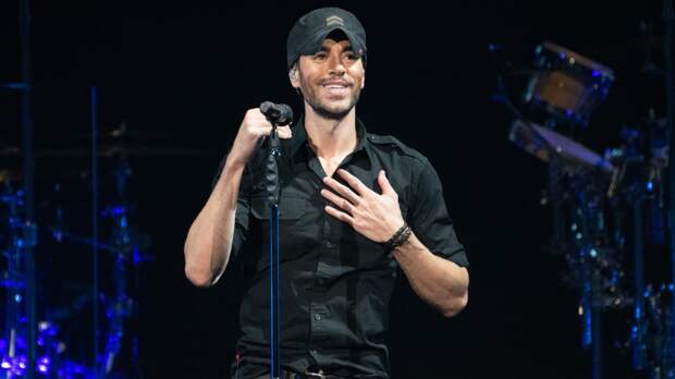 Энрике Иглесиасу хотят запретить целовать фанаток в Казахстане