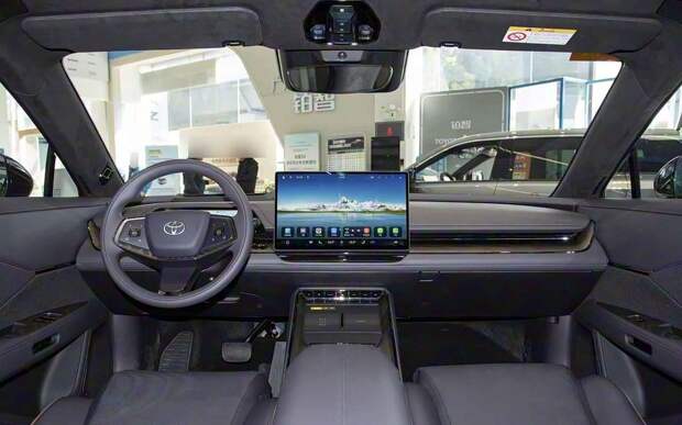 Новый седан Toyota с пневмоподвеской и креслами невесомости уже скоро в продаже