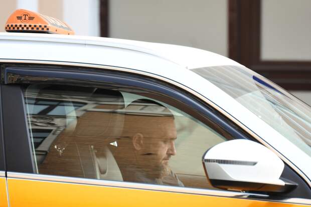 Таксистов захотели пересадить на российские электромобили