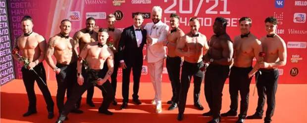 артист на концерте в окружении спортсменов