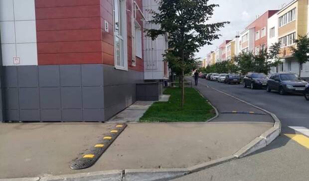 «Царевское» благоустройство: на тротуаре под Казанью установили лежачий полицейский