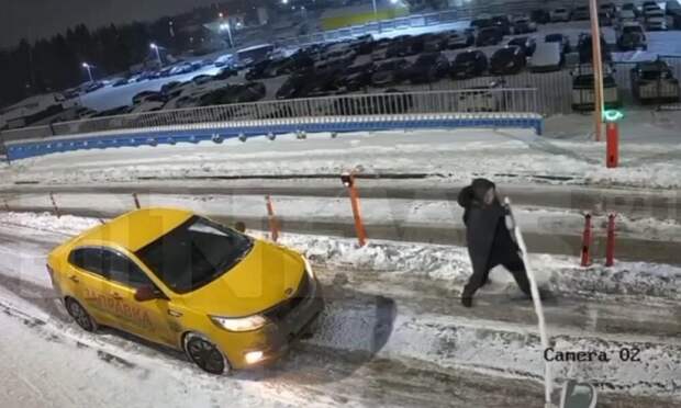 Разъярённый таксист сломал шлагбаум на выезде из ЖК в Химках